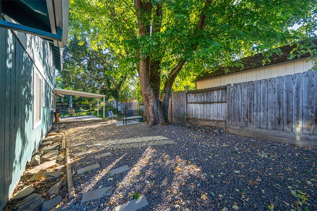 2736 Canterbury Lane, Medford, OR 97504