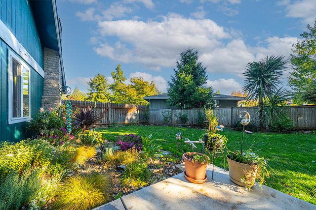 2736 Canterbury Lane, Medford, OR 97504