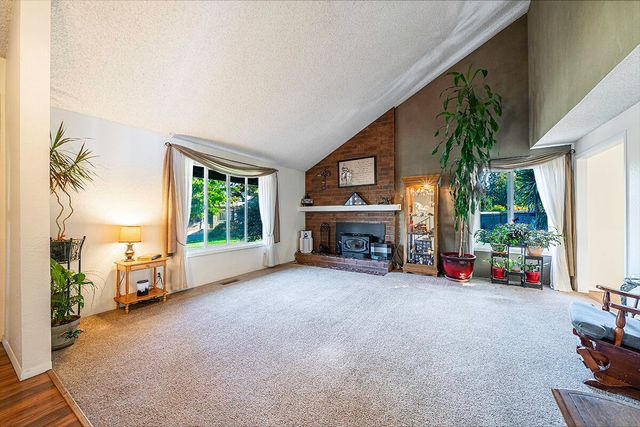 2736 Canterbury Lane, Medford, OR 97504