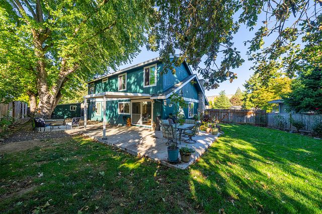 2736 Canterbury Lane, Medford, OR 97504