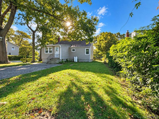 380 Gates Avenue W, Lindenhurst, NY 11757
