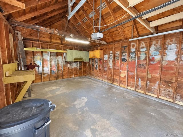 380 Gates Avenue W, Lindenhurst, NY 11757