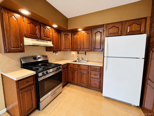 380 Gates Avenue W, Lindenhurst, NY 11757