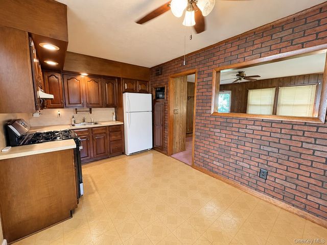 380 Gates Avenue W, Lindenhurst, NY 11757