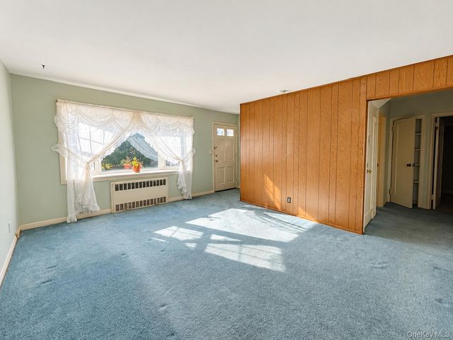 380 Gates Avenue W, Lindenhurst, NY 11757