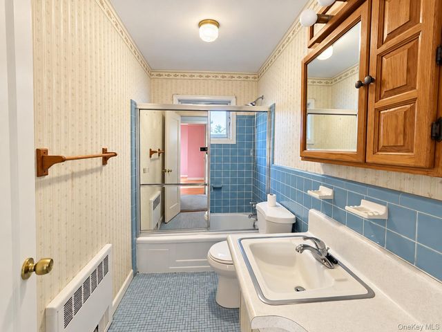 380 Gates Avenue W, Lindenhurst, NY 11757
