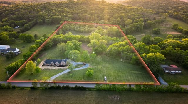 1900 Rocky Valley Rd, Lebanon, TN 37090