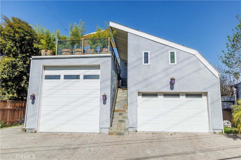 Image 10 of property listing at 124 N Naomi, Burbank, CA 91505