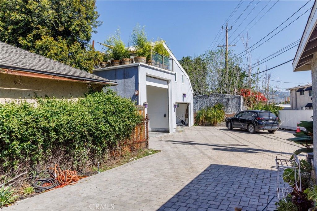 Image 11 of property listing at 124 N Naomi, Burbank, CA 91505