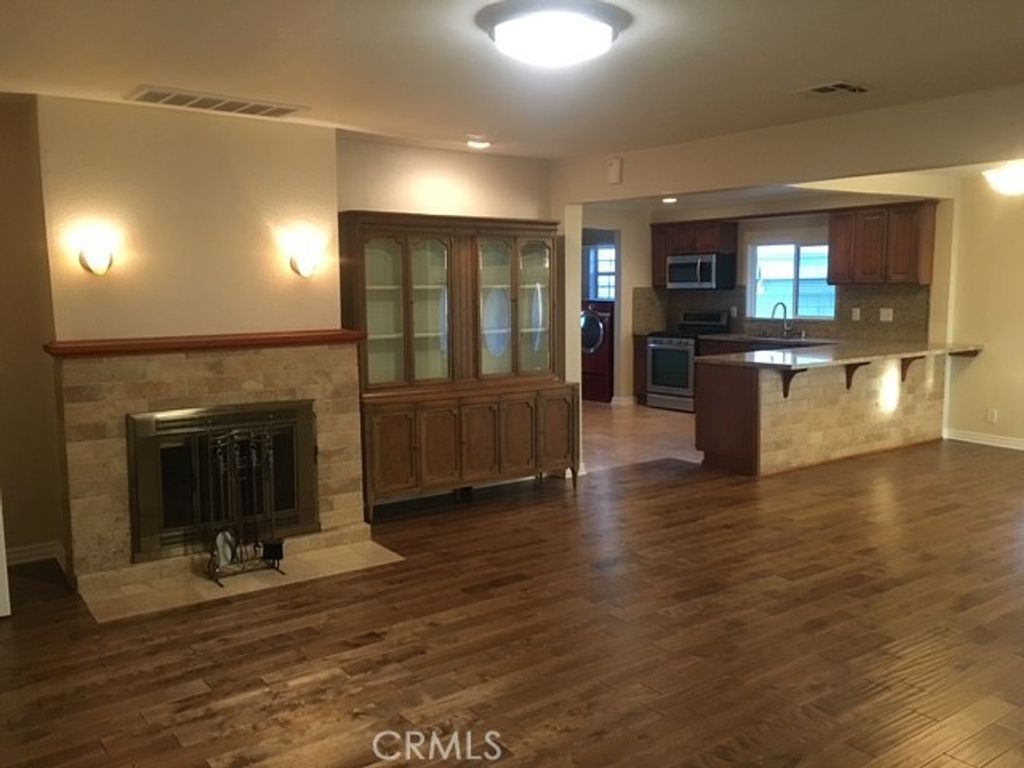 Image 14 of property listing at 124 N Naomi, Burbank, CA 91505