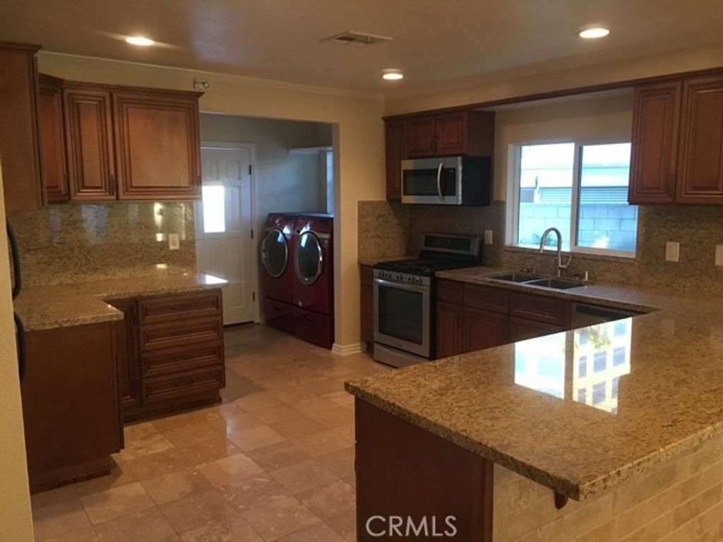 Image 15 of property listing at 124 N Naomi, Burbank, CA 91505
