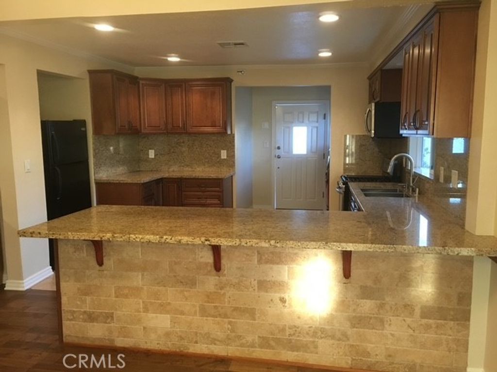 Image 16 of property listing at 124 N Naomi, Burbank, CA 91505