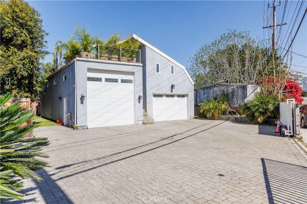 Image 25 of property listing at 124 N Naomi, Burbank, CA 91505