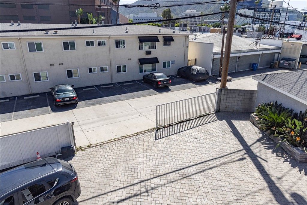Image 29 of property listing at 124 N Naomi, Burbank, CA 91505