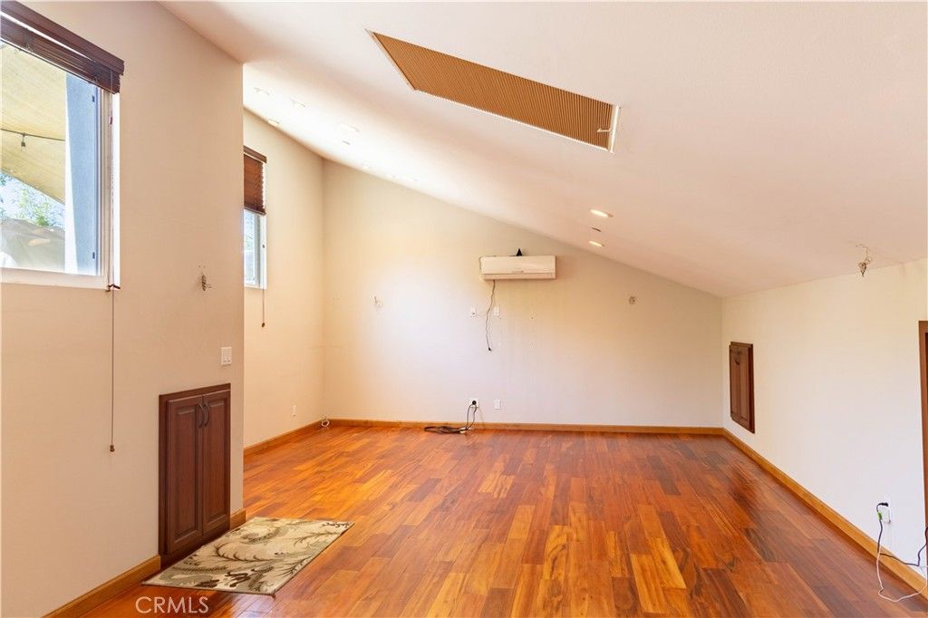 Image 33 of property listing at 124 N Naomi, Burbank, CA 91505