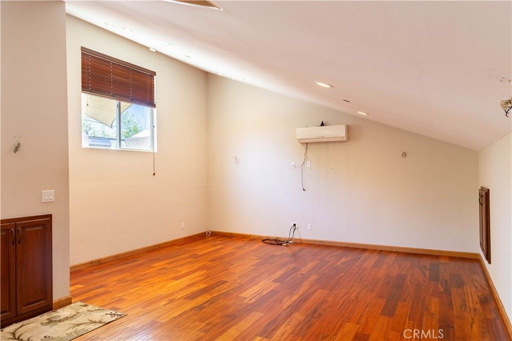 Image 34 of property listing at 124 N Naomi, Burbank, CA 91505