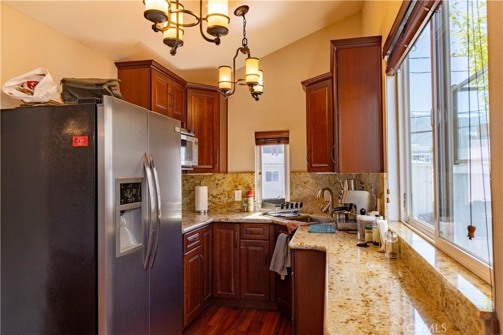 Image 35 of property listing at 124 N Naomi, Burbank, CA 91505