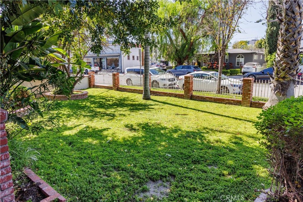 Image 5 of property listing at 124 N Naomi, Burbank, CA 91505