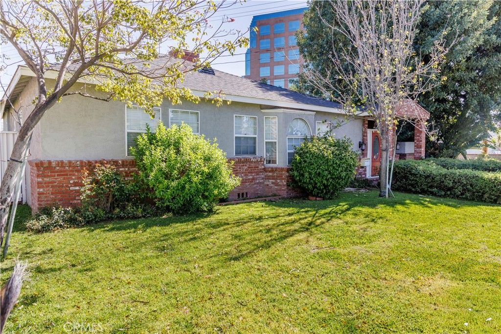 Image 6 of property listing at 124 N Naomi, Burbank, CA 91505