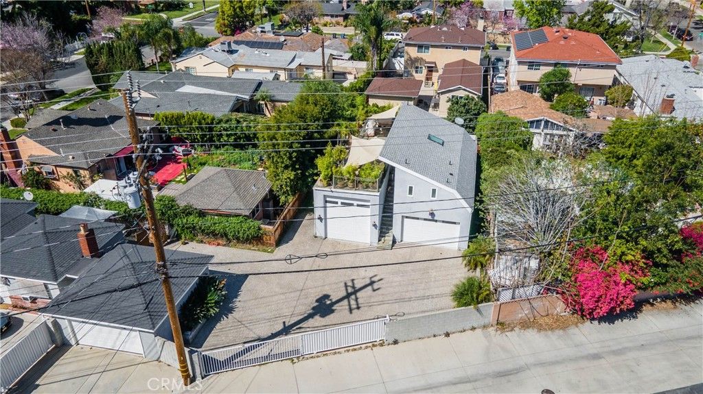Image 9 of property listing at 124 N Naomi, Burbank, CA 91505