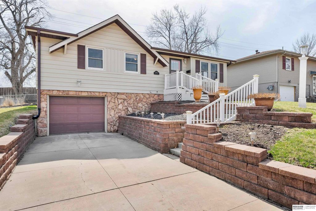 13959 Weir Street, Omaha, NE 68137