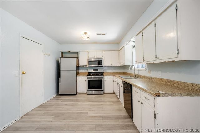 1900 W Gary Street, Broken Arrow, OK 74012