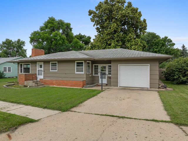 437 20th St NW, Minot, ND 58703