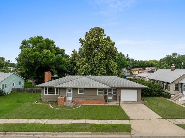 437 20th St NW, Minot, ND 58703