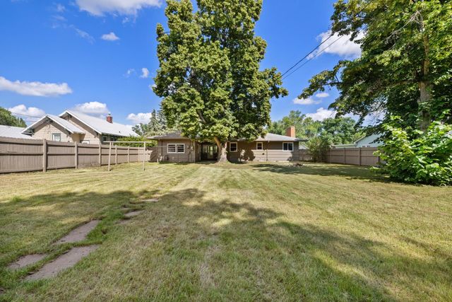 437 20th St NW, Minot, ND 58703