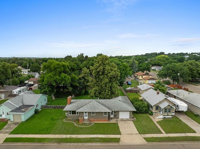 437 20th St NW, Minot, ND 58703