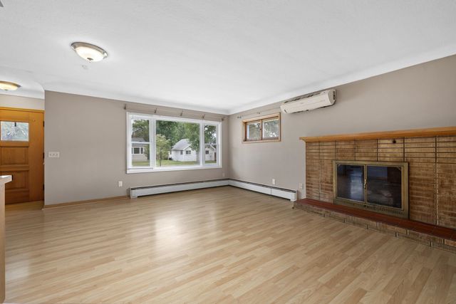 437 20th St NW, Minot, ND 58703