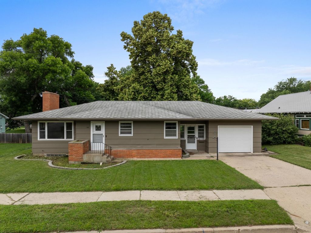 437 20th St NW, Minot, ND 58703