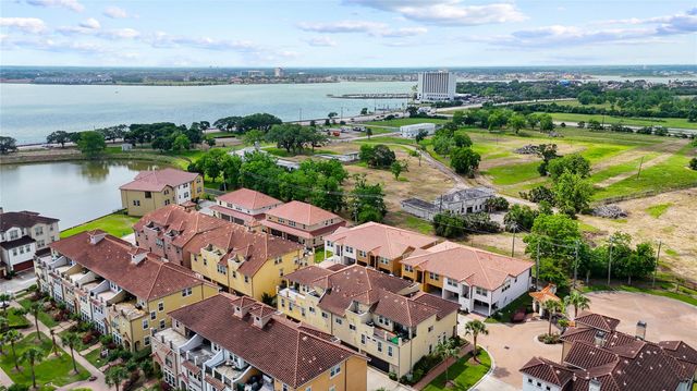 26 W Oaks Drive, Houston, TX 77058