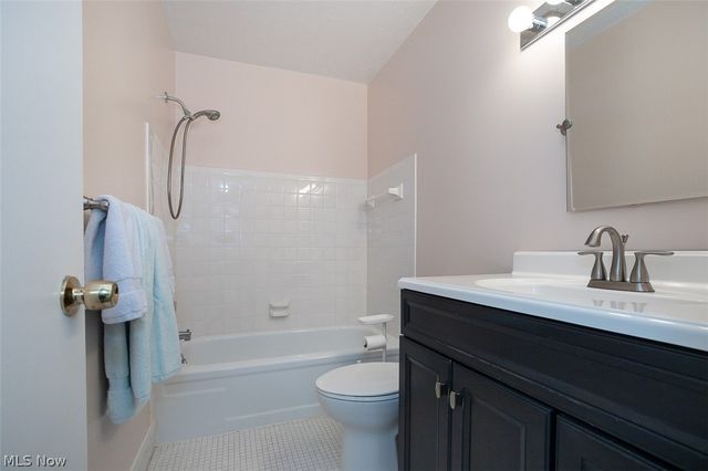 26702 Lake Of The Falls Boulevard, Olmsted Falls, OH 44138