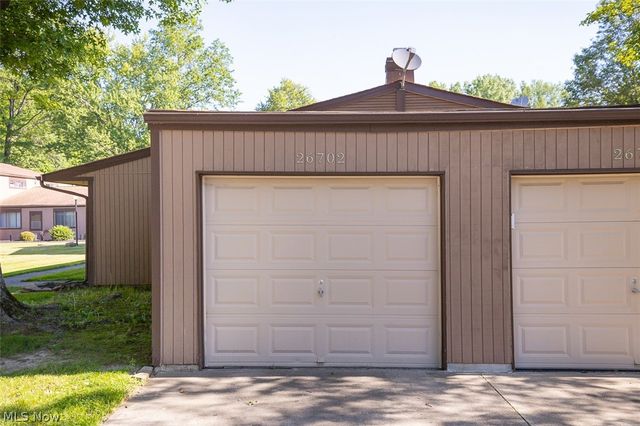 26702 Lake Of The Falls Boulevard, Olmsted Falls, OH 44138