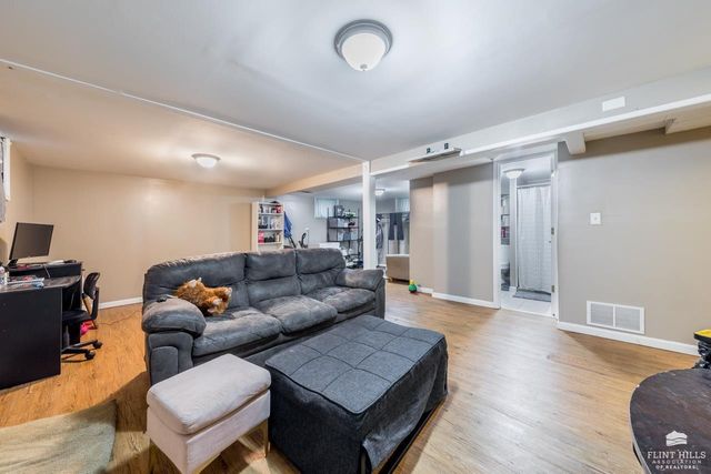 917 Mission Avenue, Manhattan, KS 66502