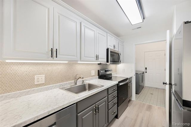 686 Peninsula Court, Ann Arbor, MI 48105