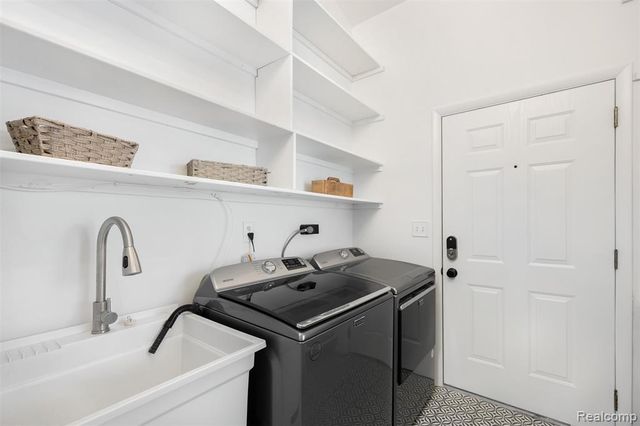 686 Peninsula Court, Ann Arbor, MI 48105