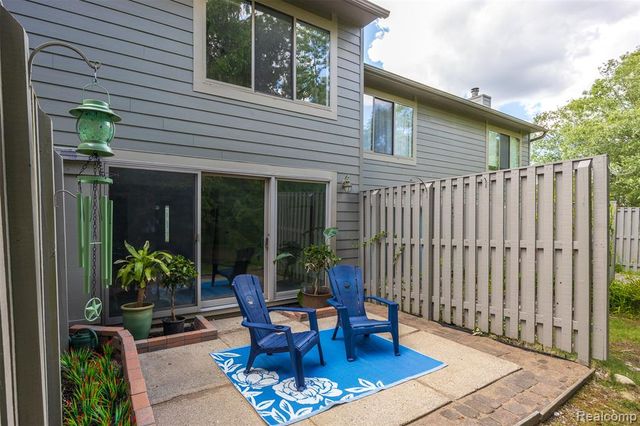 686 Peninsula Court, Ann Arbor, MI 48105