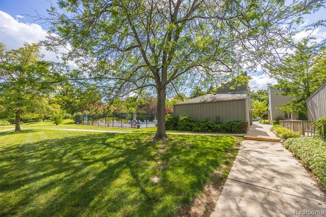 686 Peninsula Court, Ann Arbor, MI 48105