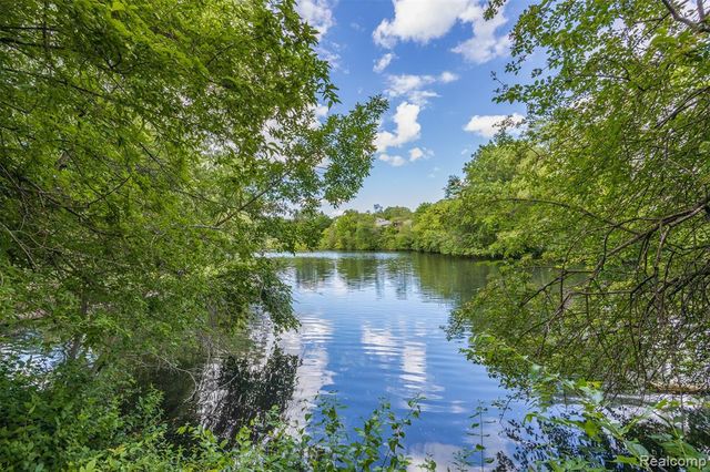 686 Peninsula Court, Ann Arbor, MI 48105