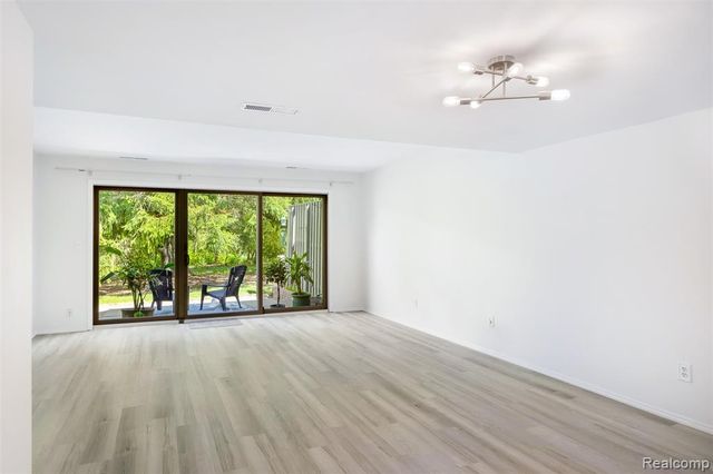 686 Peninsula Court, Ann Arbor, MI 48105