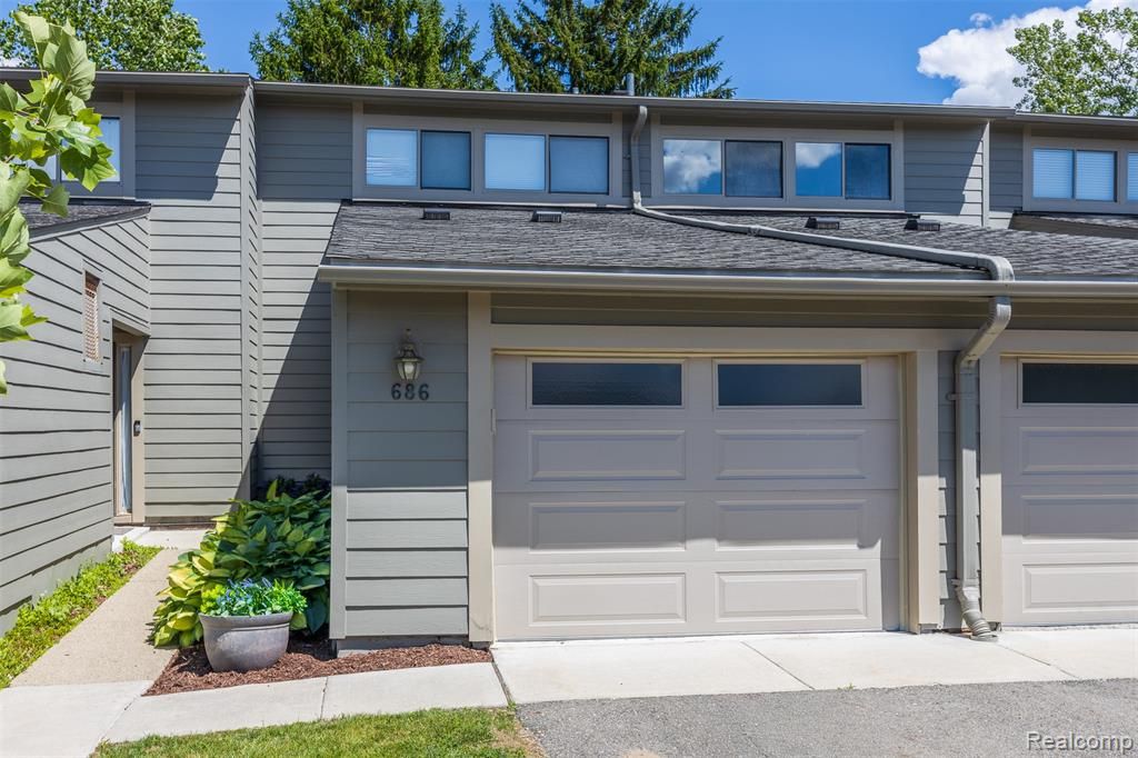 686 Peninsula Court, Ann Arbor, MI 48105
