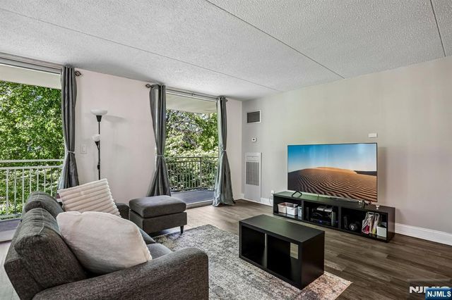 1077 River Road 211, Edgewater, NJ 07020