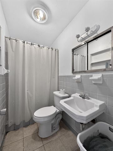 8009 CORNWALL LANE, Tampa, FL 33615