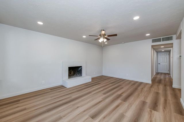 2605 E Sussex Way, Fresno, CA 93726