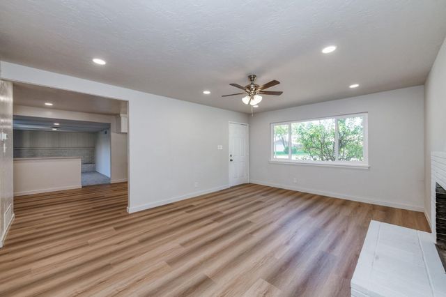 2605 E Sussex Way, Fresno, CA 93726