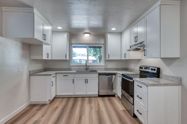 2605 E Sussex Way, Fresno, CA 93726