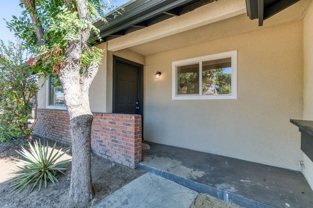 2605 E Sussex Way, Fresno, CA 93726