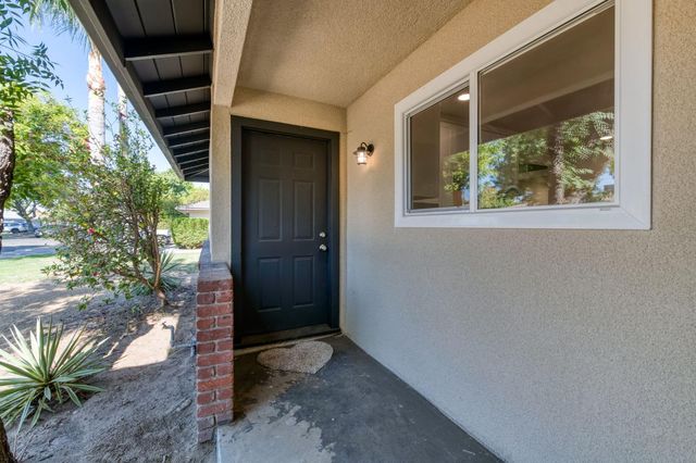 2605 E Sussex Way, Fresno, CA 93726